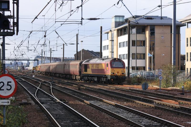 67023 on 5Z23: 67023 leads 67009 on 5Z23 11.37 Millerhill to Haymarket approaching Platform 0 Photo of 67023 on 5Z23