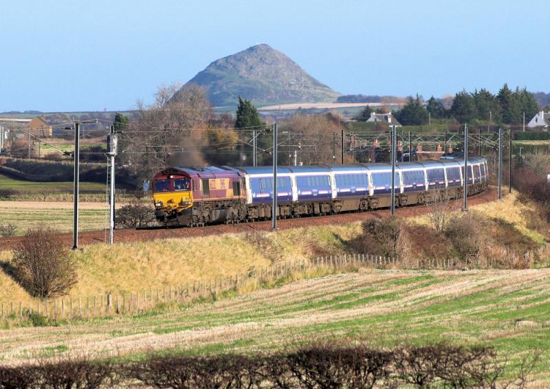 66232 on Diverted sleeper: 66232 passes Spittal, East Lothian with the Lowland Sleeper, diverted via Newcastle Upon Tyne. 90036 is dead on the rear.
11.44 hrs, 20 November 2009 Photo of 66232 on Diverted sleeper