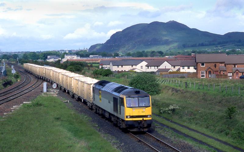 60057 with the Kaimes - Powderhall empty binliner: 60057 taking the chord line at Niddrie West Jct with a Kaimes - Powderhall empty bin liner. 29 May 1995 Photo of 60057 with the Kaimes - Powderhall empty binliner