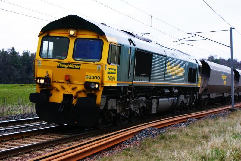66 509: Class 66 No.66 509 is seen passing Abington going south bound.
More photos at; greiggibson.fotopic.net Photo of 66 509