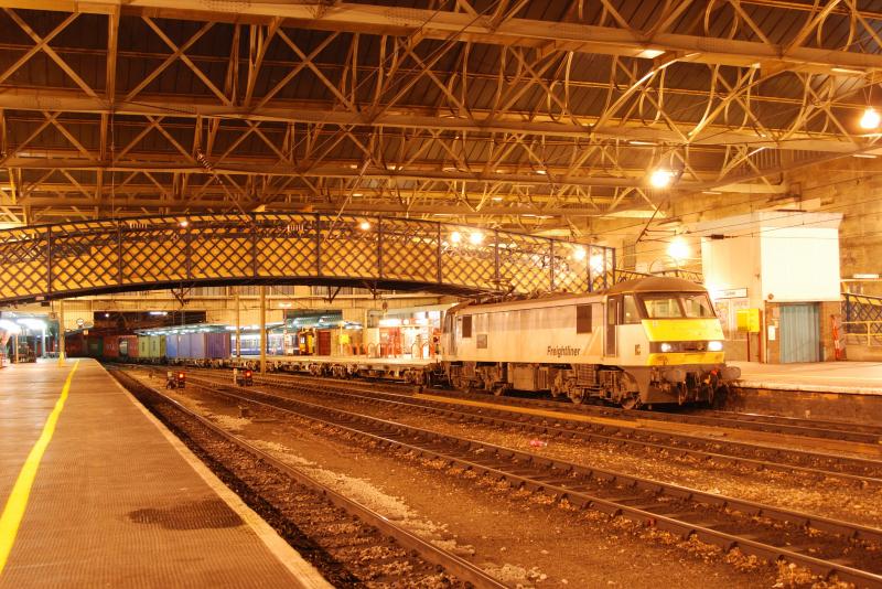 90043: 90043 pauses for a crew change under the lights at Carlisle Station on 4th Dec 09, heading the 4L89 Coatbridge - Felixtowe liner. Photo of 90043