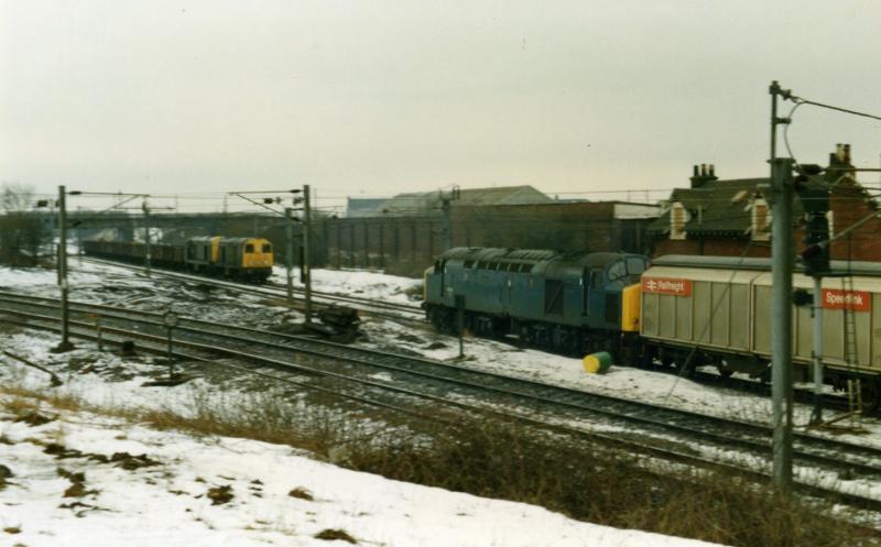 40152 at Mossemd: Class 40 40152 passing Mossend as 2 x 20s approach Photo of 40152 at Mossemd