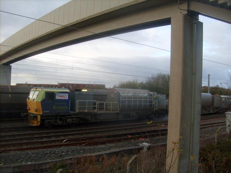 MPV n Freightliner coal at Barassie: Dunno if you can see it behind the MPV, but there is a Freightliner coal train with a Freightliner Class 66 in the consist! :) Photo of MPV n Freightliner coal at Barassie