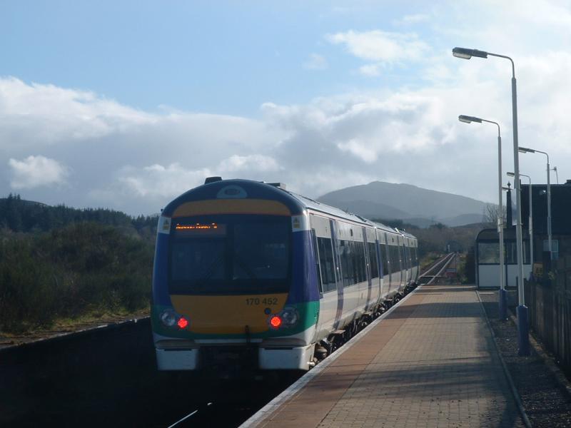 170452 at Newtonmore: Edinburgh to Glasgow Queen St.service departures from Newtonmore on 28th April, 2005. Photo of 170452 at Newtonmore