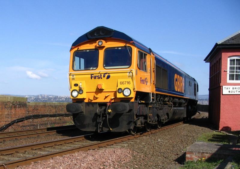 66716: 66716 passes Tay Bridge South signalbox. Photo of 66716