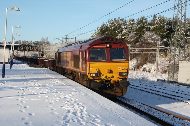 66110 6K22 WCML Engineer: 66110 6K22 11.24 Passing Carstairs on route to Abington.
19/12/09 Photo of 66110 6K22 WCML Engineer