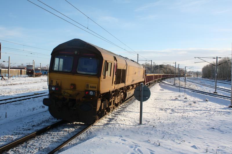 66166 6K23 WCML Engineer : 66166 6K23 tail 11.29 bringing up the rear of the engineer train heading to Abington through Carstairs.
19/12/09
Thanks to Annoy A Mouse for times. Photo of 66166 6K23 WCML Engineer