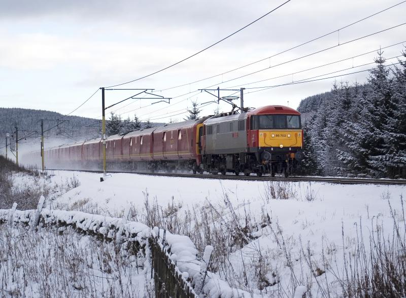 007_86702Beattockjpg.jpg: 86702 with 1S10 Warrington-Shieldmuir postal just north of Beattock summit 22/12/09 Photo of 007_86702Beattockjpg.jpg