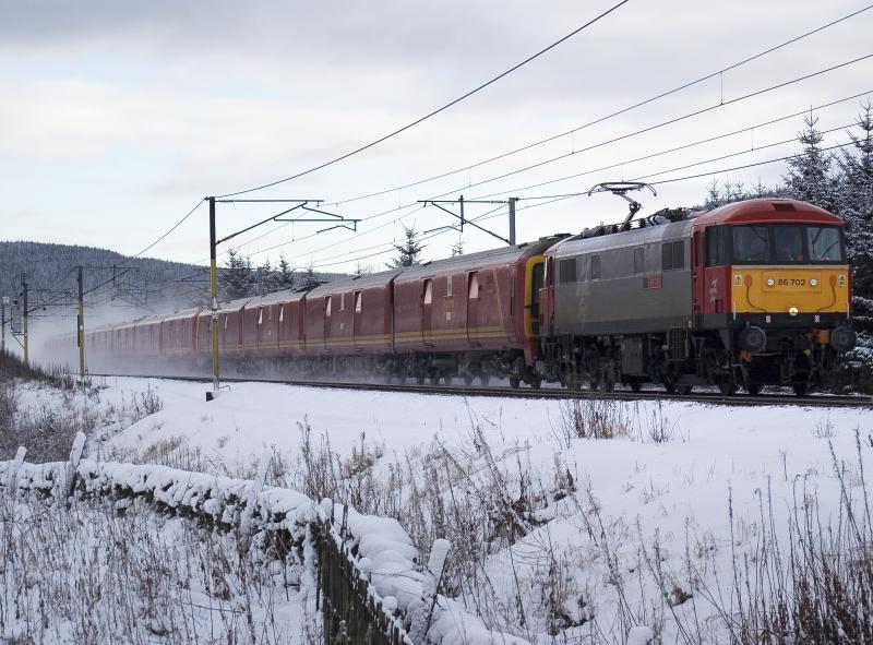 86702: 86702 hauls 3x325 units on 1S10 Warrington-Shieldmuir just north of Beattock summit 22/12/09 Photo of 86702