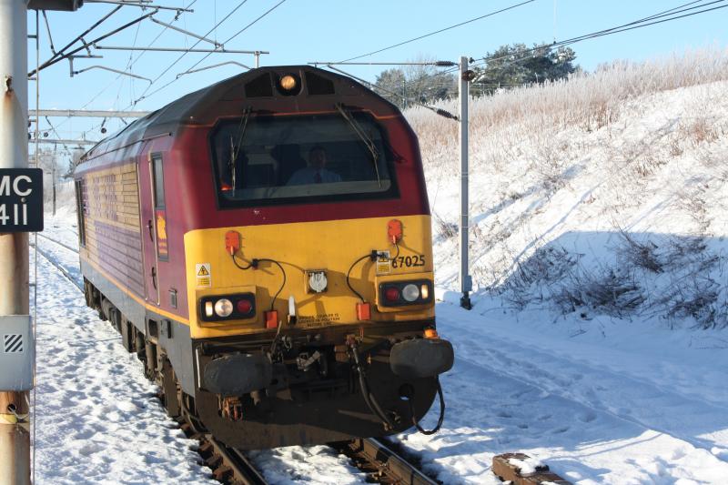 67025 : EWS 67025 Passing Carstairs 28/12/09 12;28 Photo of 67025