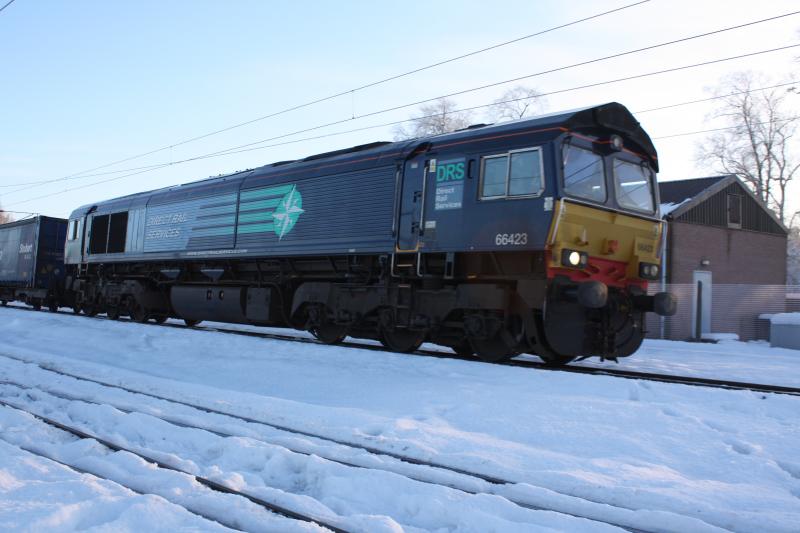 66423 Tesco: 66423 with tesco train past carstairs 14.35 28/12/09 Photo of 66423 Tesco