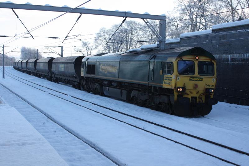 66520: 66520 with empties heading to Ravenstruther 12.37 28/12/09 past carstairs Photo of 66520
