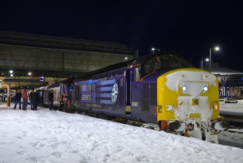 37667 at Perth: 37667 stands at Perth with 1Z16 Photo of 37667 at Perth