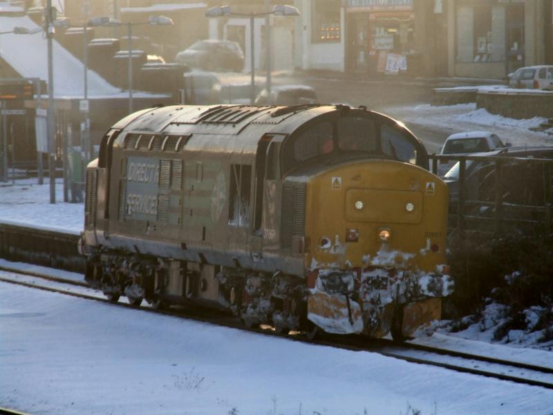 37667 SNOW GM to Perth: 37667 departs Larbert for Perth after a refuel at Grangemouth. Photo of 37667 SNOW GM to Perth