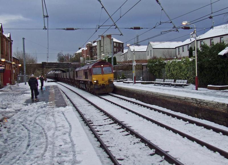 66 Snow Go: 66084 passing through Johnstone on it's way to Hunterston on 18th January 2007 Photo of 66 Snow Go