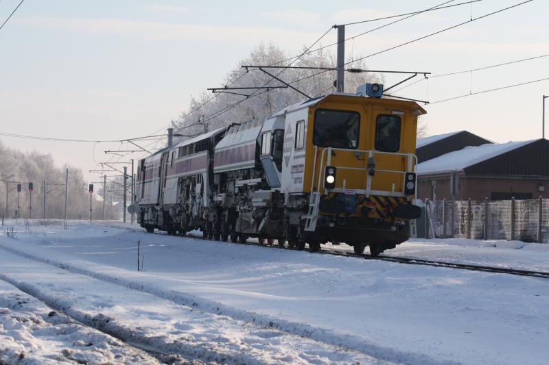 DR77002: DR77002 Plasser & Theurer track maintenance vehicle approaching Carstairs 9/1/10 @ 12:38 Photo of DR77002
