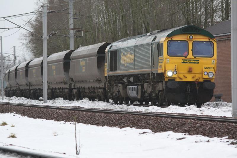 Freightliner 66951: 66951 Waiting at Carstairs loop with empty coal hoppers for Ravenstruther @ 12:36 16/1/10. Photo of Freightliner 66951