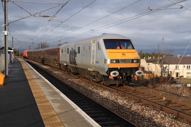 82146 & 67018 from the other end: 82146 passing through a deserted Newcraighall Stn on 5Z05 Waverley to Millerhill Photo of 82146 & 67018 from the other end