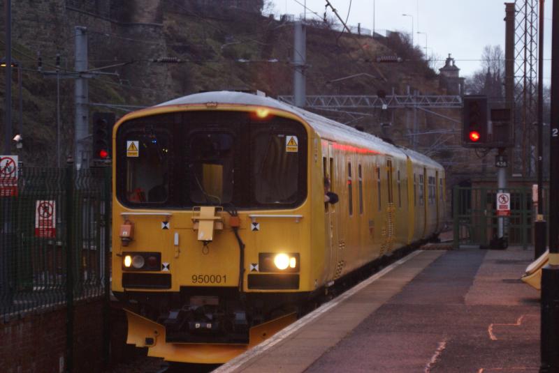 950001 in waverly: arriving into edinburgh waverly platform 4 Photo of 950001 in waverly