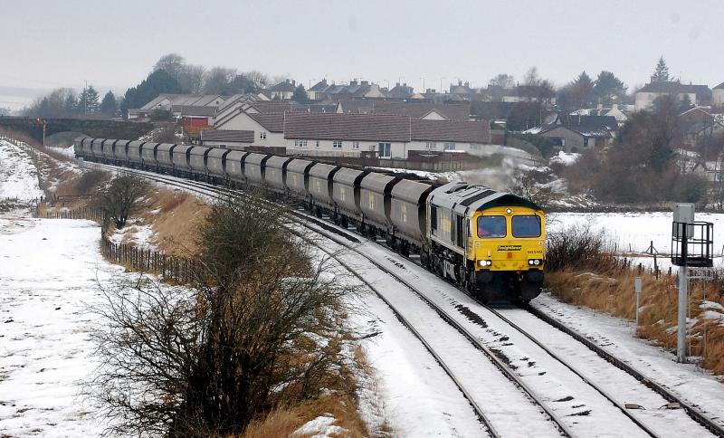Snow, semaphore, and a squeaky clean shed: 66598 at New Cumnock with 6M32 Killoch to Ratcliffe on 15th Jan 2010 Photo of Snow, semaphore, and a squeaky clean shed
