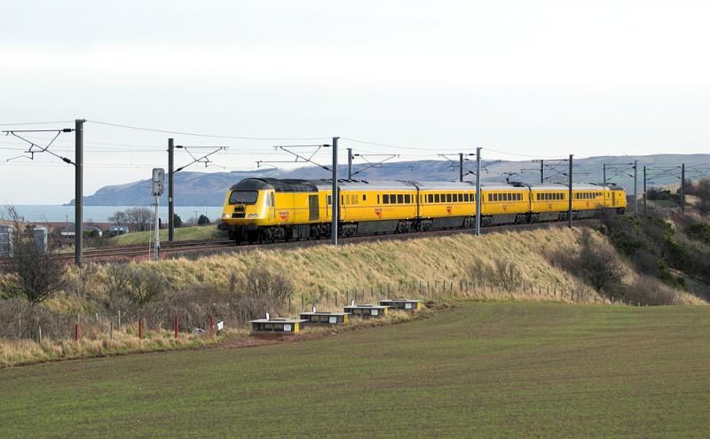 NMT HST approaching Innerwick: 1Q24 Heaton - Edin - GQS - Edin - Derby heads north at Innerwick with the North Sea in the background. 1 February 2010 Photo of NMT HST approaching Innerwick