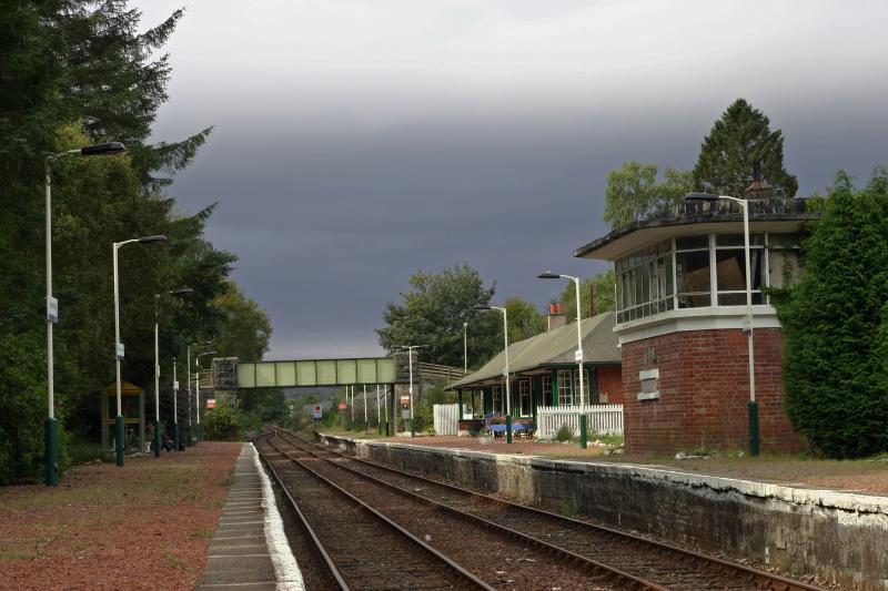 Spean Bridge station : Spean Bridge station in September 2005, showing main building now a restaurant and the redundant signalbox. Photo of Spean Bridge station