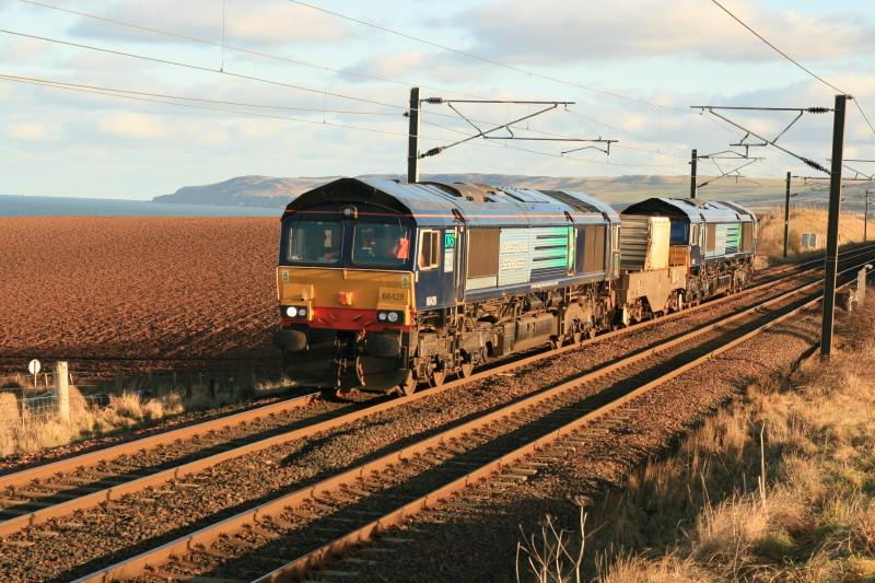6M50: 66428 + 66418 topn tail on 1 flask 550031 wait on the down line near Torness. Photo of 6M50