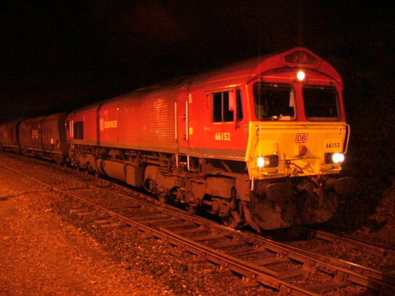 66152: 66152 on the 6m59 leaving new cumnock loading point 12 feb 2010 at0100am Photo of 66152
