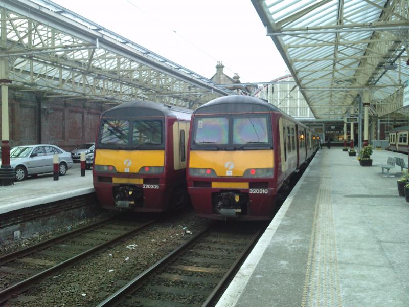 320310 and 320309 at Helensburgh: 320310 and 320309 sit in Helensburgh Central on 13th Feb 2010 Photo of 320310 and 320309 at Helensburgh