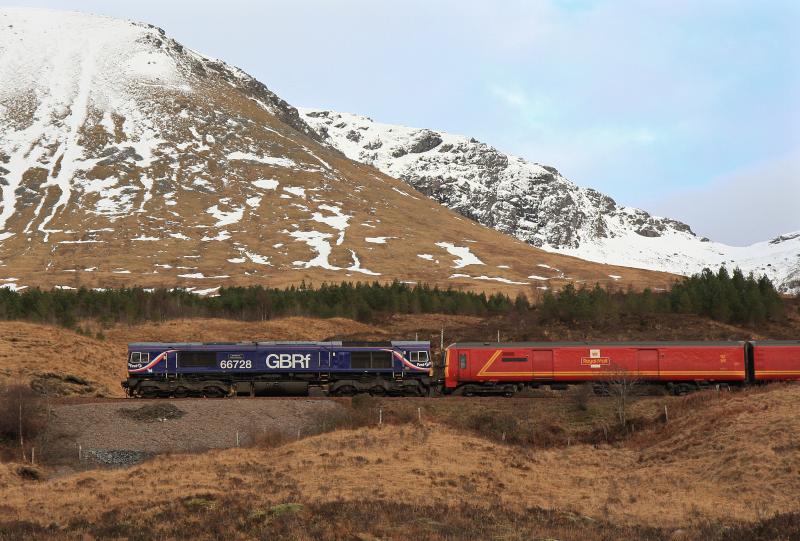 Something borrowed, something blue: 66728, with 325008 and 325002, north of Bridge of Orchy with 4Z98 Polmadie - Fort William on February 13 2010 Photo of Something borrowed, something blue