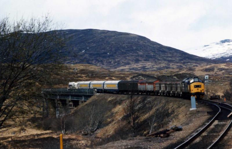 Pause at Rannoch: 37425 CONCRETE BOB/ SIR ROBERT MCALPINE at Rannoch in April 1988 with the 1215 from Corpach to Mossend. Photo of Pause at Rannoch