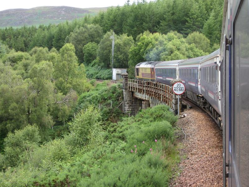 67007 on Tulloch Viaduct: 67007 with the 1Y11 04:50 Edinburgh - Fort William sleeper portion, crossing Tulloch Viaduct (UB306) at 20mph, on 2nd August 2007. Photo of 67007 on Tulloch Viaduct