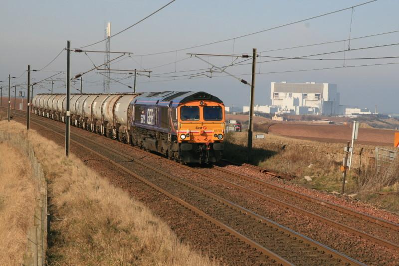 Sunderland near Torness: 66725 on 6E59 06.25 Aberdeen to Doncaster passing MP 35 east of Torness. Photo of Sunderland near Torness