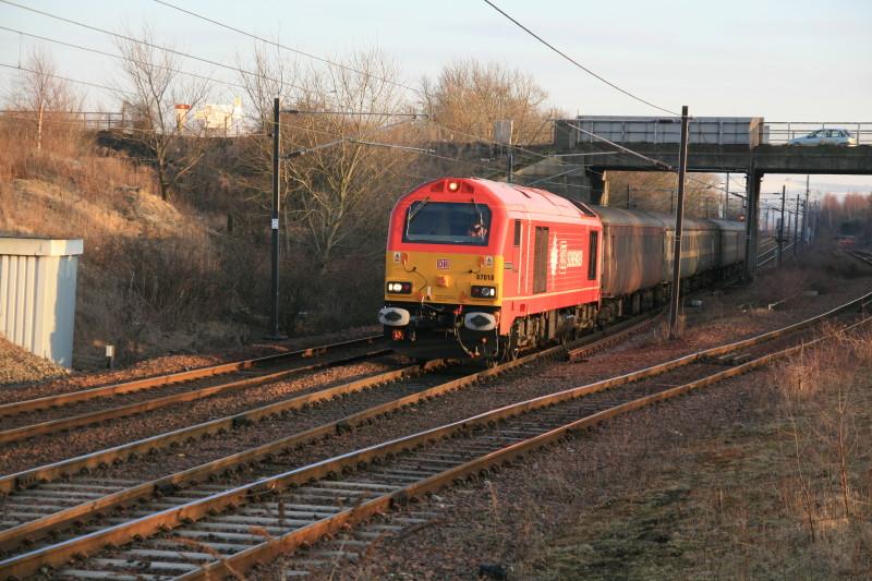 67018 on 5L69: 67018 leaving Millerhill on 5L69 17.02 Millerhill to Waverley with the last of the sun lighting up the loco. Photo of 67018 on 5L69