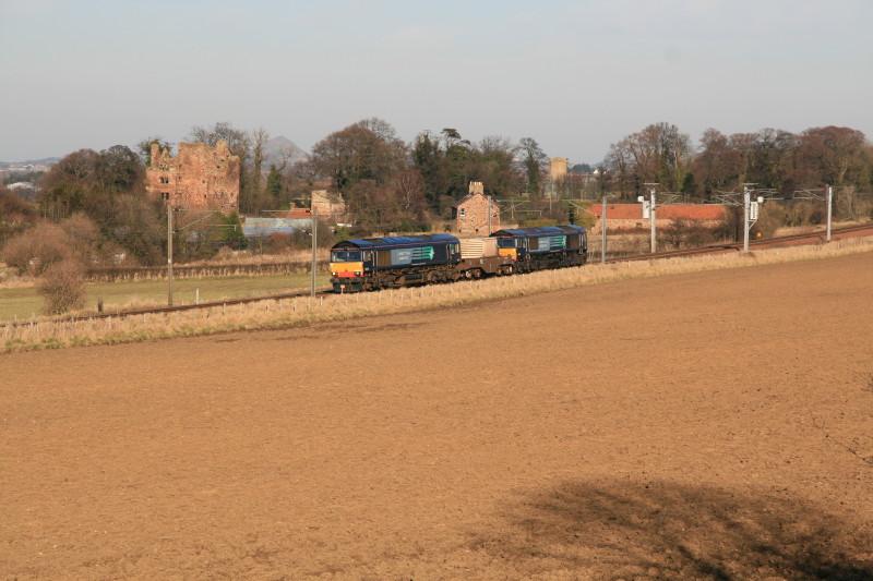 6M50: 66429 + 1 flask + 66416 on 6M50 15.07 Torness to Carlisle passes Red Castle near Longniddry. Photo of 6M50