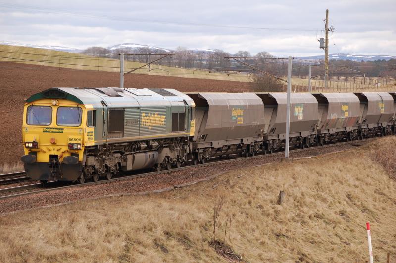 4S12 - 66506: 66506 With the 4s12 @ Ravenstruther 12:25 12/3/10 Photo of 4S12 - 66506