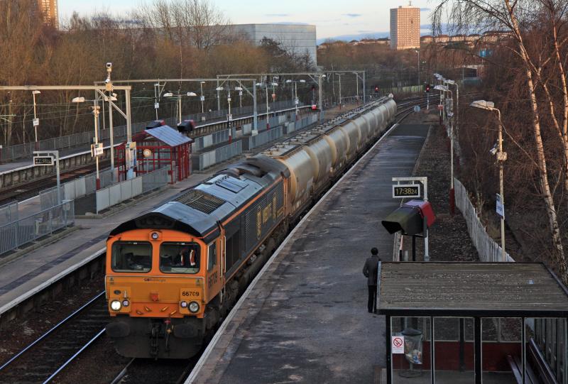 66709 6S44: 66709 6S44 11.30 North Blyth - fort William Alcan passing Springburn 15 minutes early on March 12 2010 Photo of 66709 6S44
