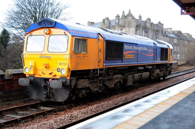 66722 At Dumbarton Central Viewed From Platform: 66722 at Dumbarton Central After having failed at Bowling on the 6S44 N Blyth-Fort William Alcans Photo of 66722 At Dumbarton Central Viewed From Platform