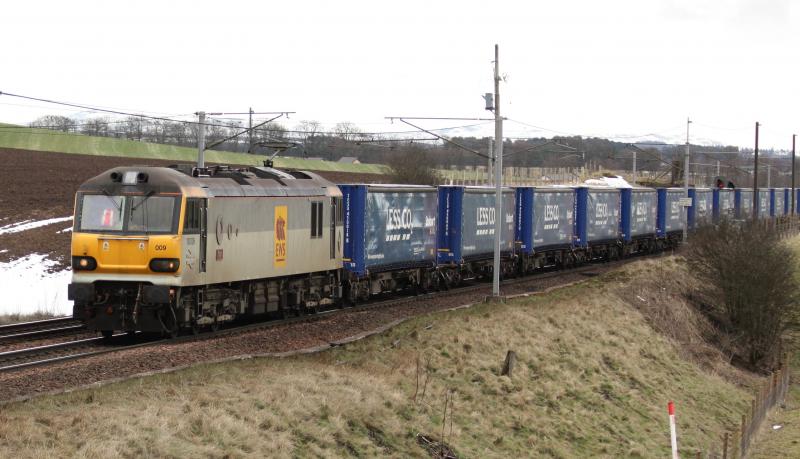 4s43: 4s43 - 92009 Tesco train passing ravenstruther 14:14 3/4/10 Photo of 4s43