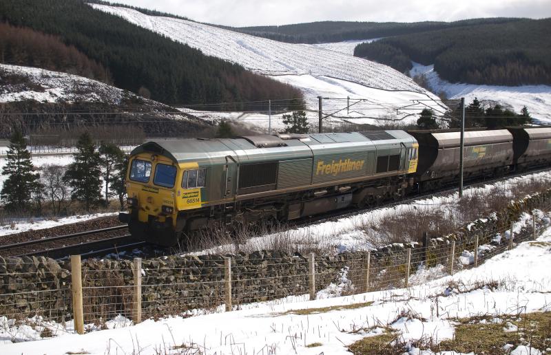 66514 on Beattock: 66514 just south of Harthope on 1 April 2010 moments before 46201 passed through Photo of 66514 on Beattock