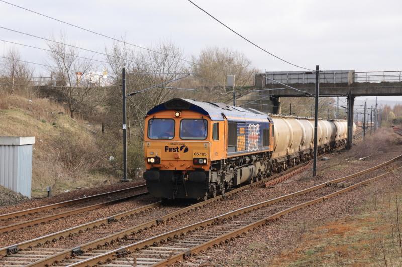 66705 on 6S44: 66705 leaving Millerhill on 6S44 North Blyth to Fort William on 13/04/2010 Photo of 66705 on 6S44