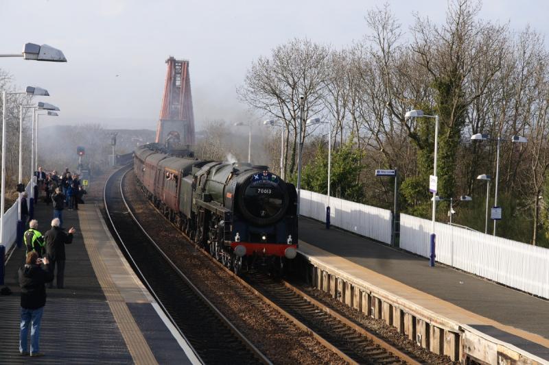 70013 on GB III: 70013 passes through Dalmeny on GB III 1Z49 09.23 Inverness to Edinburgh just after whistling with steam covering the boiler. Photo of 70013 on GB III