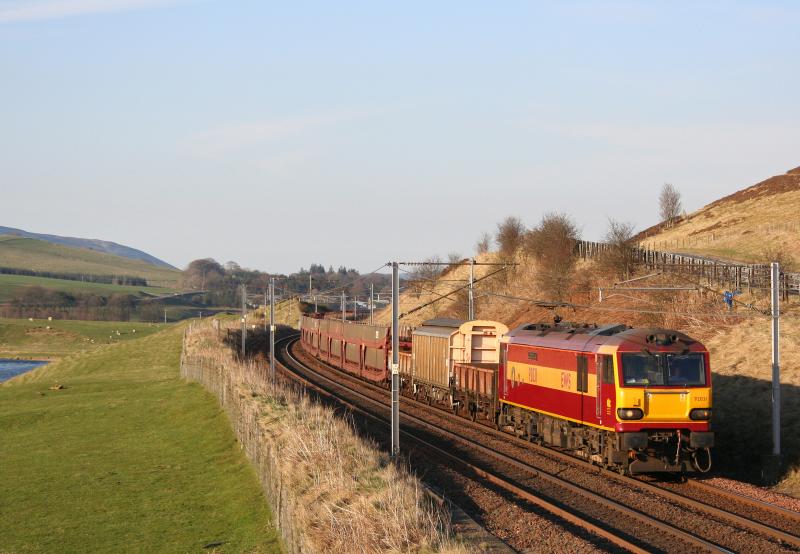 92031 6O15:
92031 at Wandel with some dangerous explosives sandwiched between 2 defective wagons Photo of 92031 6O15