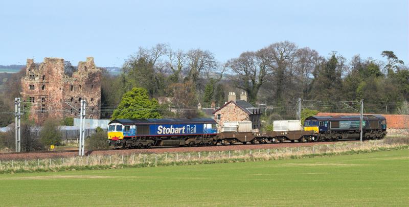 66414 and 66417 pass Redhouse Castle: 6M50 passes Redhouse Castle with Photo of 66414 and 66417 pass Redhouse Castle