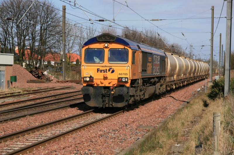 66705 on 6S44: 66705 approaching Prestonpans on 6S44 North Blyth to Fort William on 15/04/2010 in full sun, no ash Photo of 66705 on 6S44