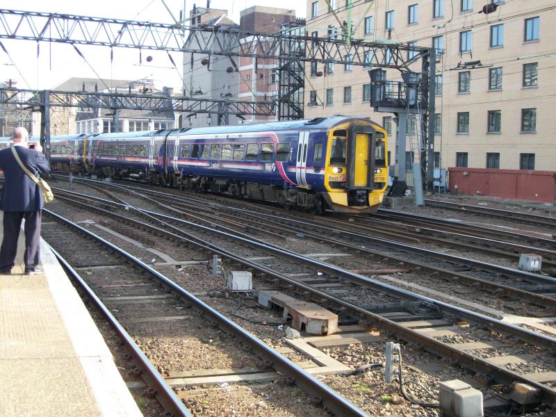 158 at Glasgow Central: Edinburgh Bound Photo of 158 at Glasgow Central