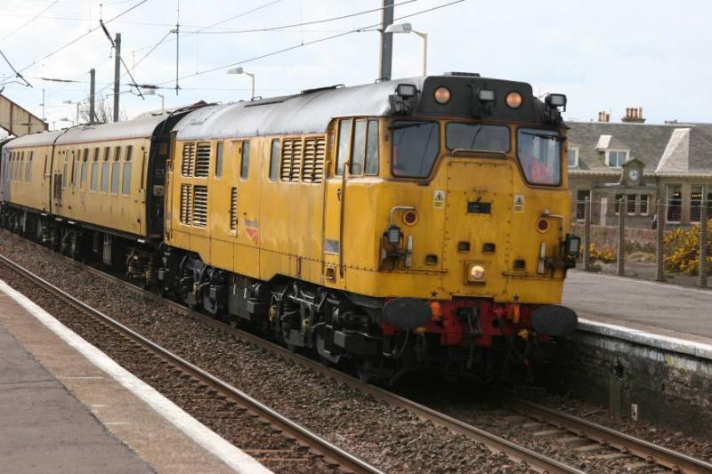 4Q15: 31285 passes Prestwick Town with the structure gauging and ultrasonic test train, 31465 is on the rear.
19/04/10 Photo of 4Q15