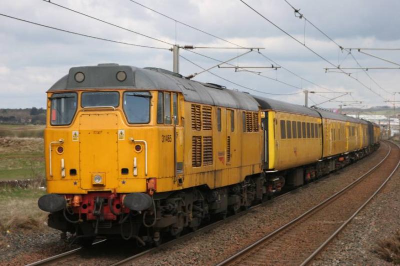4Q15: 31465 brings up the rear of the structure gauging and ultrasonic test train at Prestwick Town, 31285 is on the front.
19/04/10 Photo of 4Q15