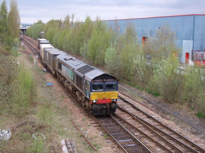 66428: 66428 approaches Perth station with 4Z50 Inverness - Coatbridge 28/04/10 Photo of 66428