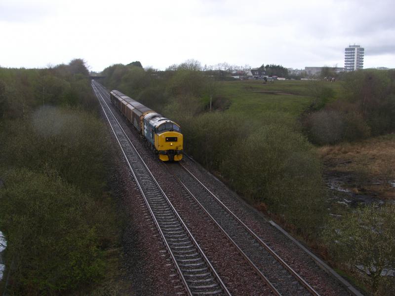 37425 : working 6D09 Glen Douglas to Mossend, passing Crowwood, 29/04/10 Photo of 37425